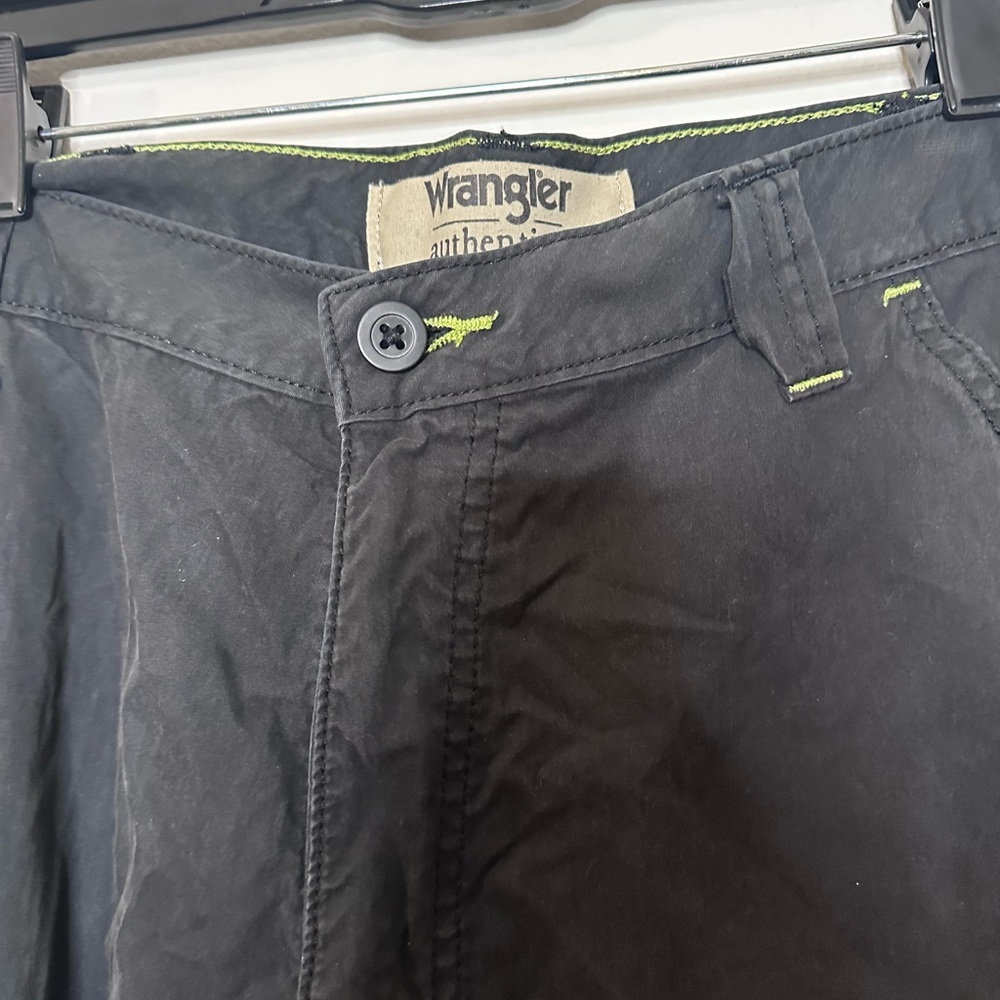 Wrangler Men's Dark Gray Cargo Shorts - Picture 3 of 6